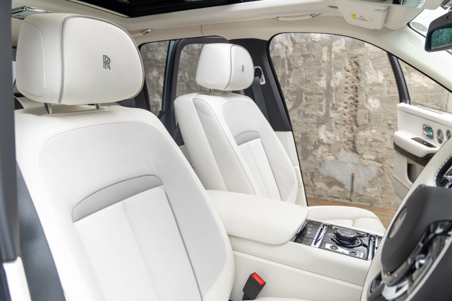 ブラックバッジカリナン 4WD 4名