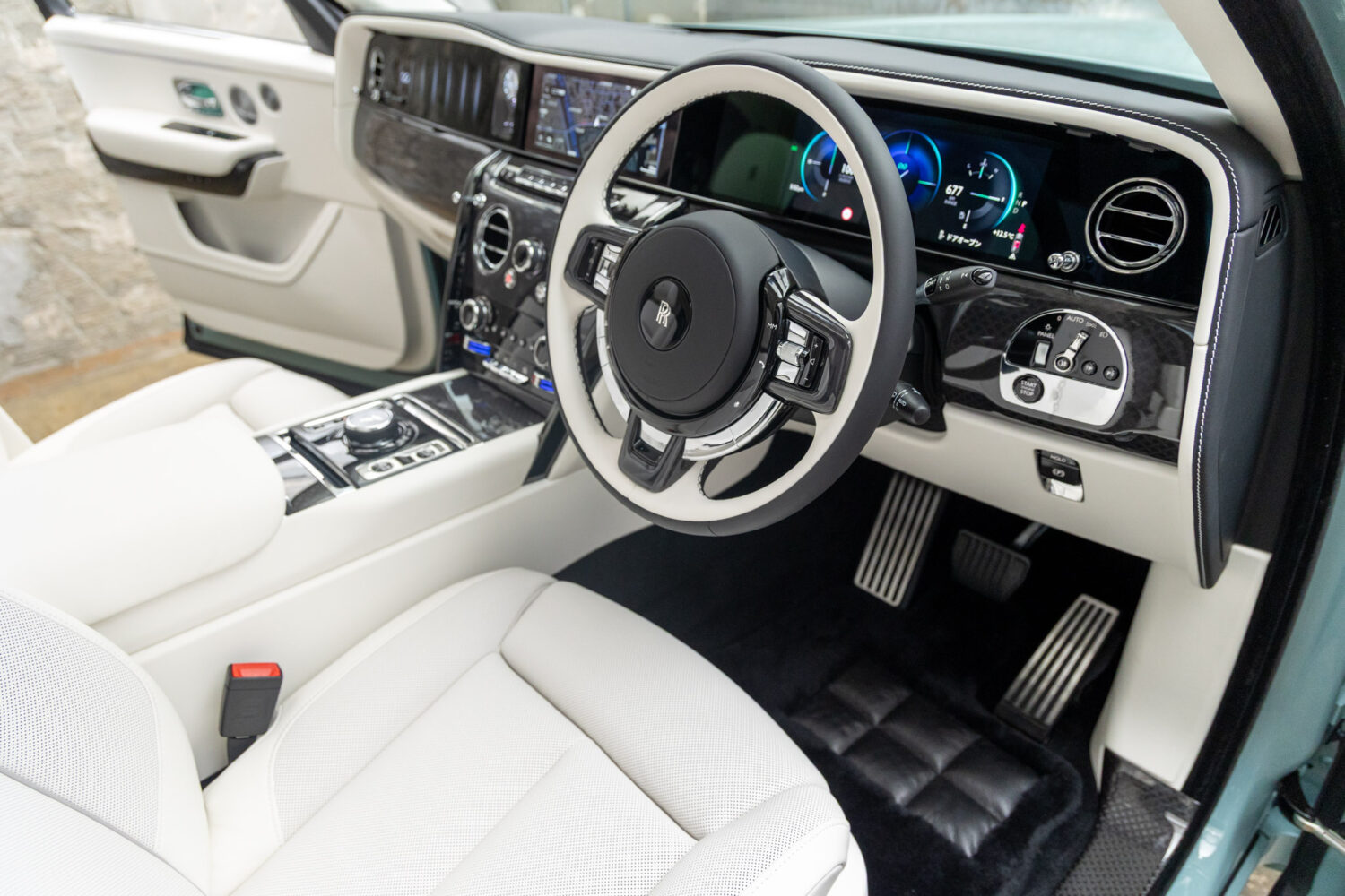 ブラックバッジカリナン 4WD 4名