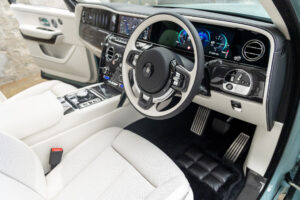 ブラックバッジカリナン 4WD 4名