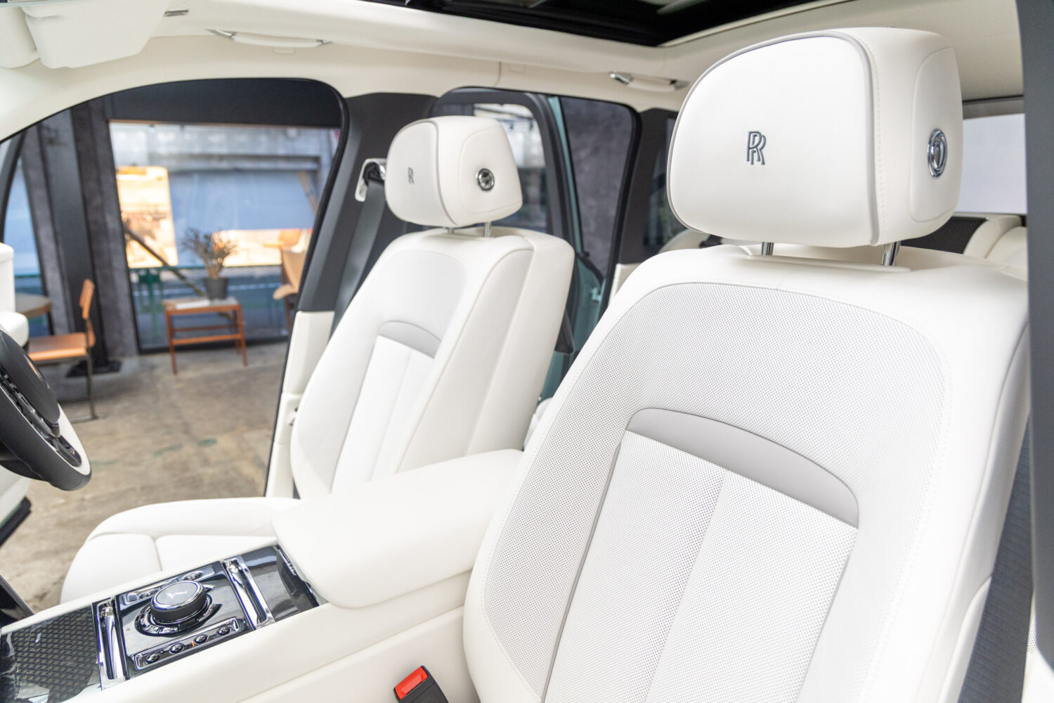 ブラックバッジカリナン 4WD 4名