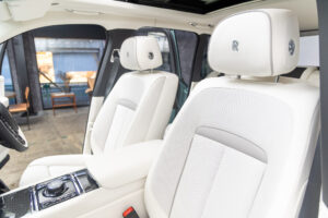 ブラックバッジカリナン 4WD 4名