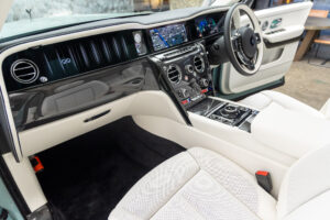 ブラックバッジカリナン 4WD 4名