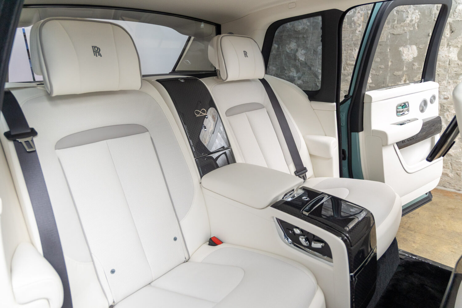 ブラックバッジカリナン 4WD 4名