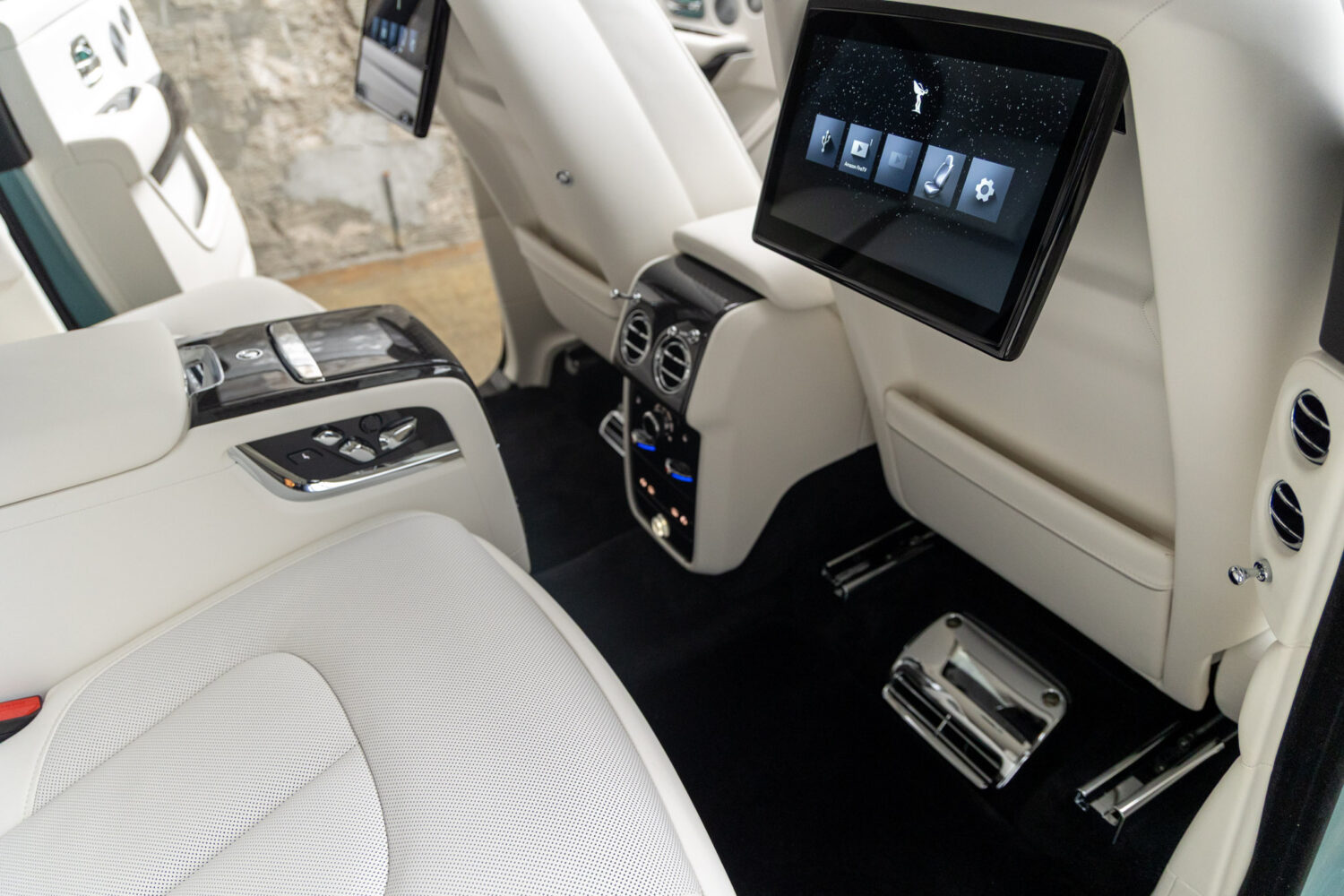 ブラックバッジカリナン 4WD 4名