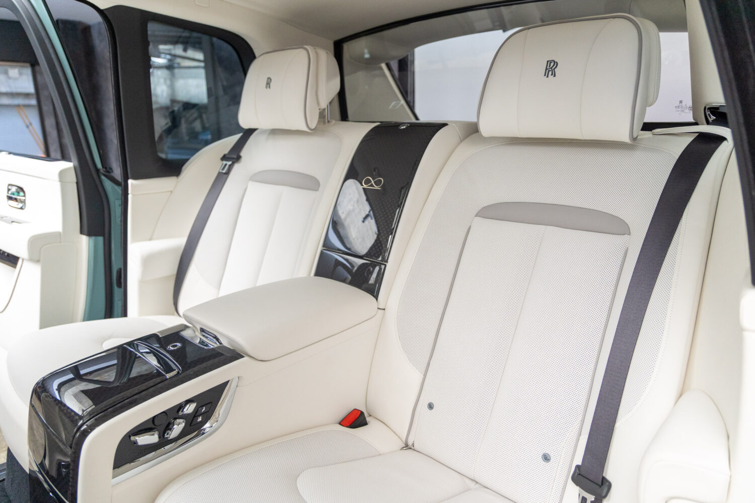 ブラックバッジカリナン 4WD 4名