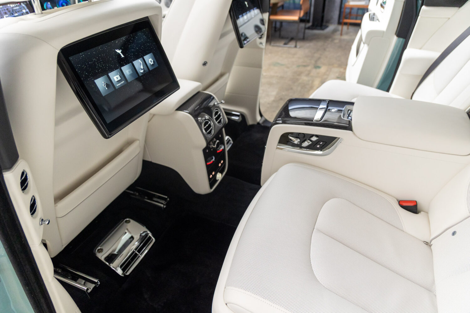 ブラックバッジカリナン 4WD 4名