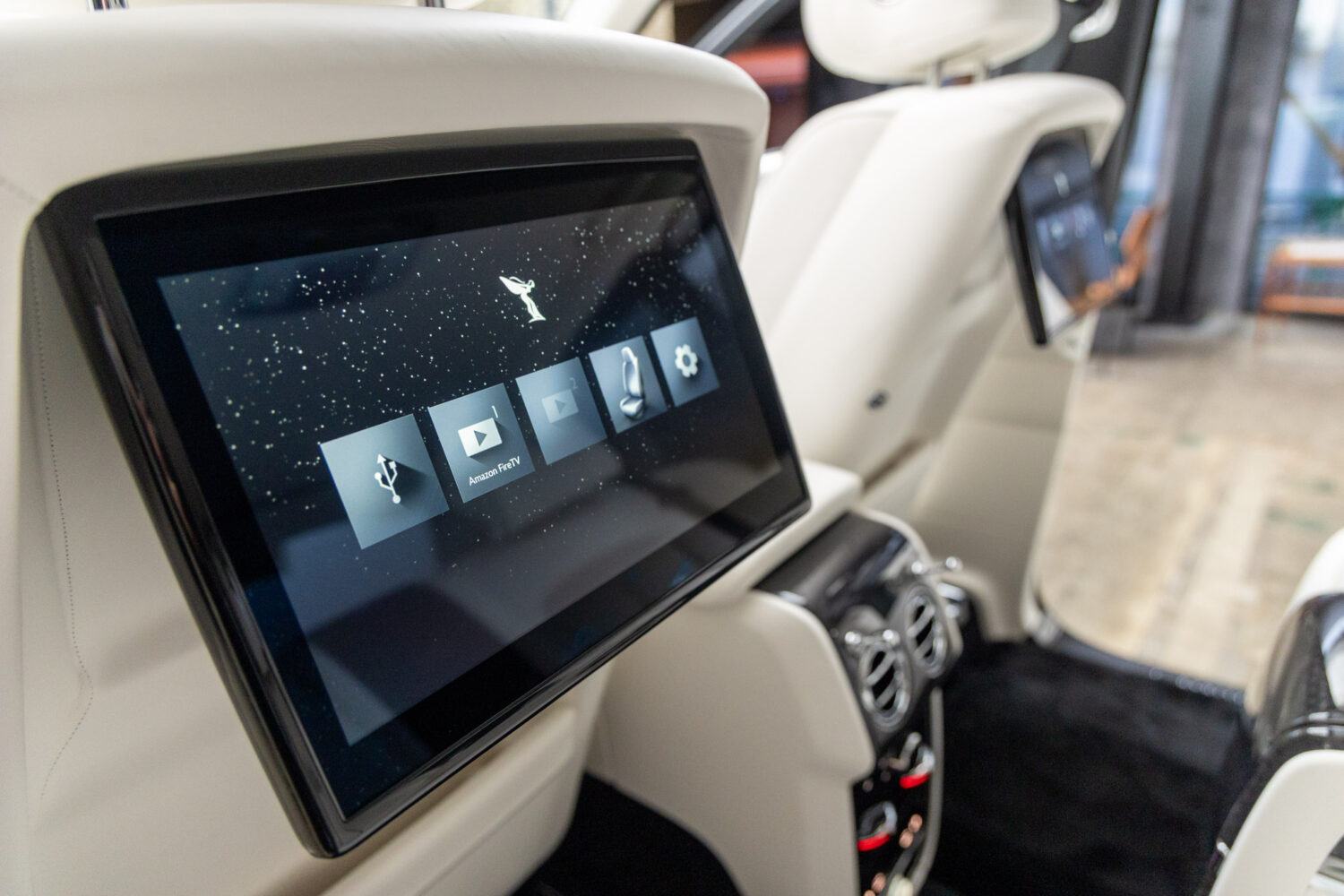 ブラックバッジカリナン 4WD 4名