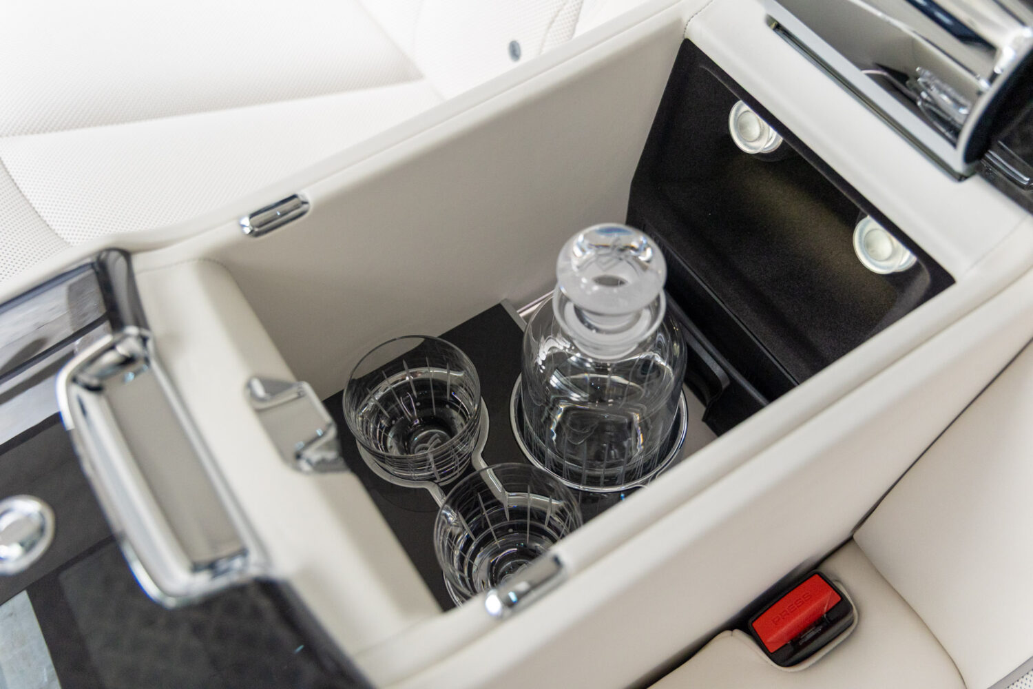 ブラックバッジカリナン 4WD 4名