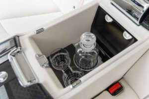 ブラックバッジカリナン 4WD 4名