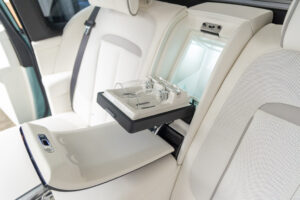 ブラックバッジカリナン 4WD 4名