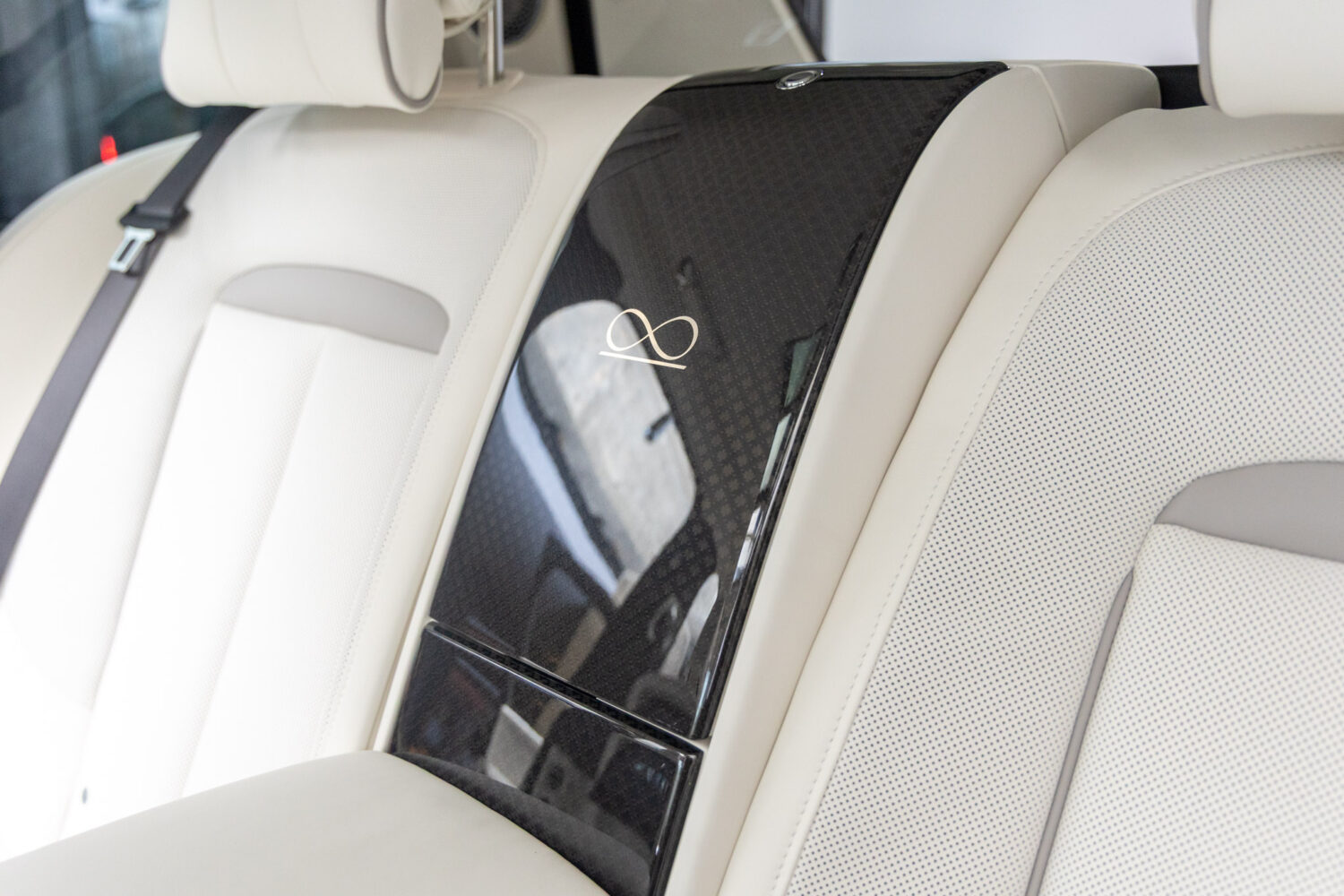 ブラックバッジカリナン 4WD 4名