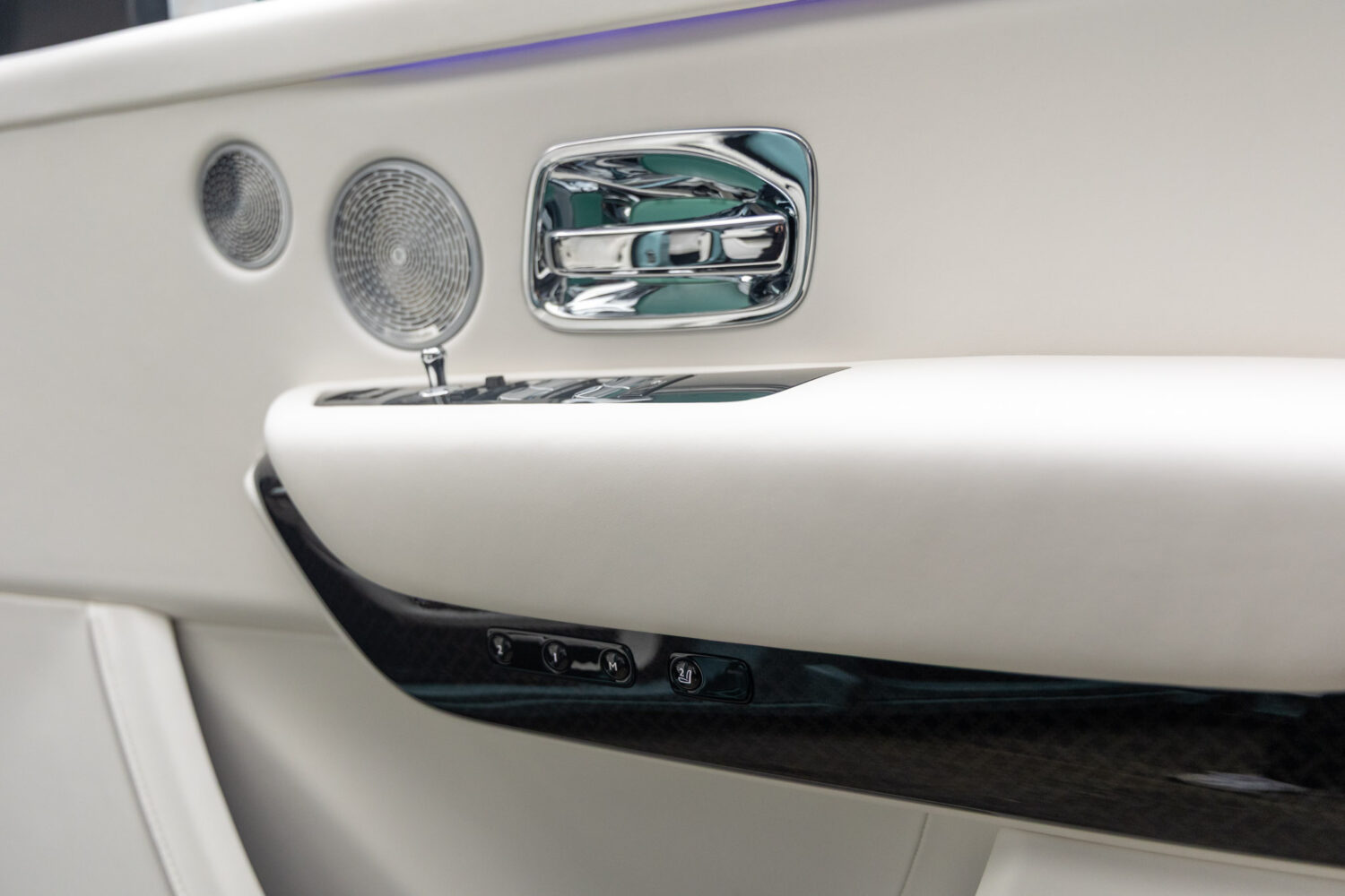 ブラックバッジカリナン 4WD 4名