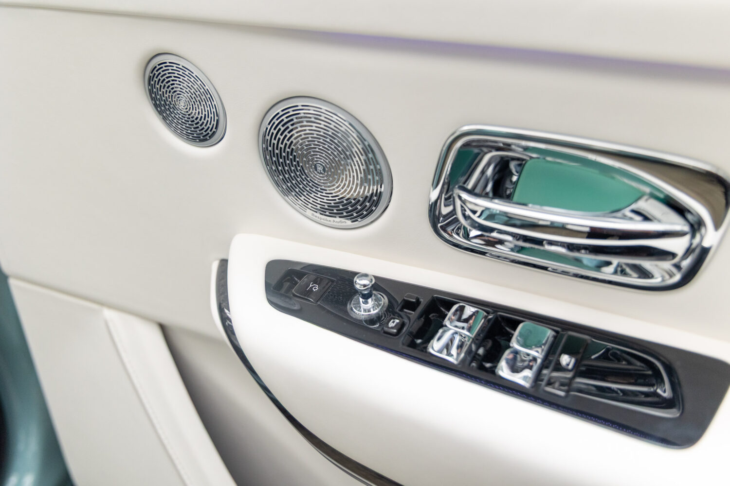 ブラックバッジカリナン 4WD 4名