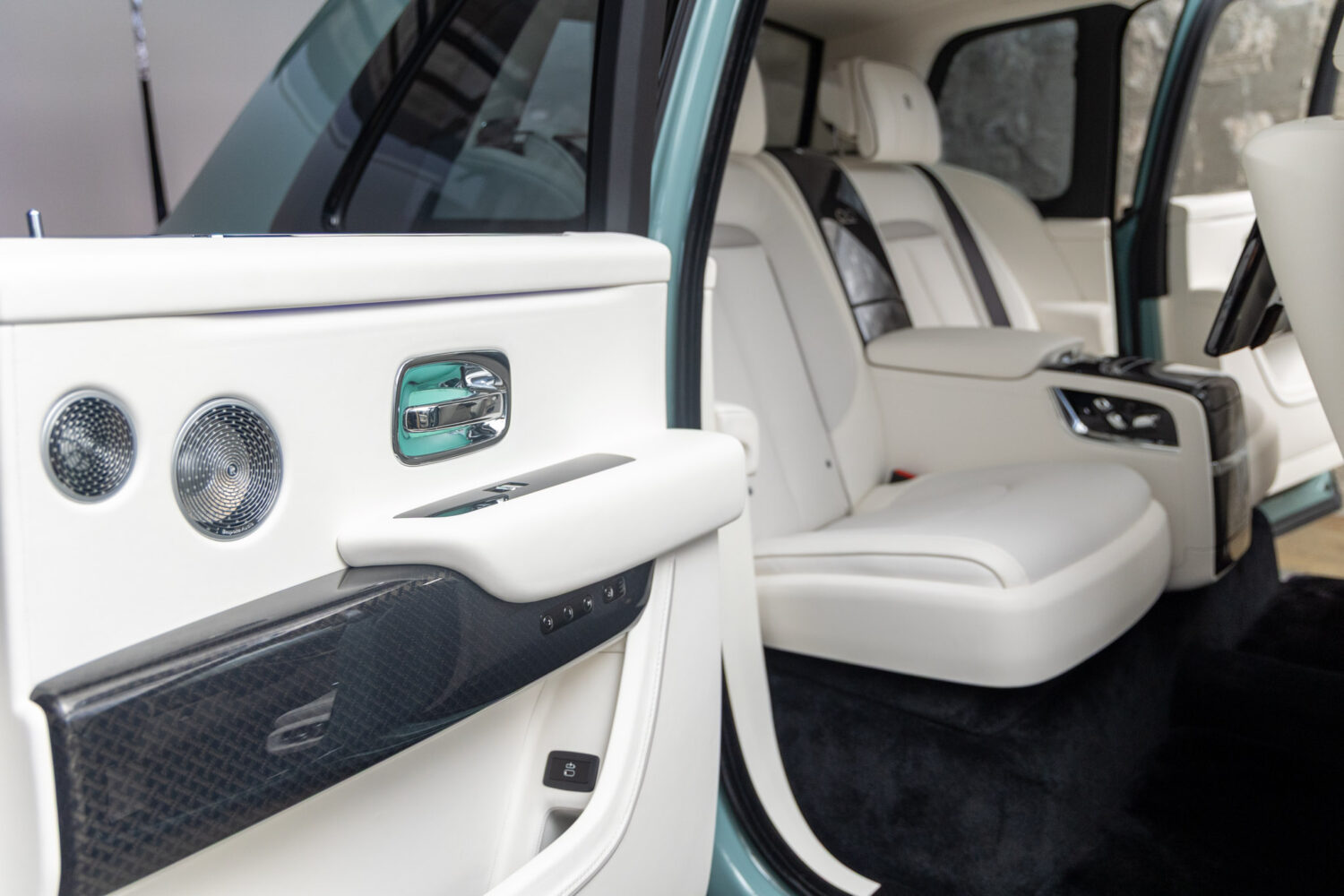 ブラックバッジカリナン 4WD 4名