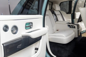 ブラックバッジカリナン 4WD 4名