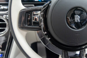 ブラックバッジカリナン 4WD 4名