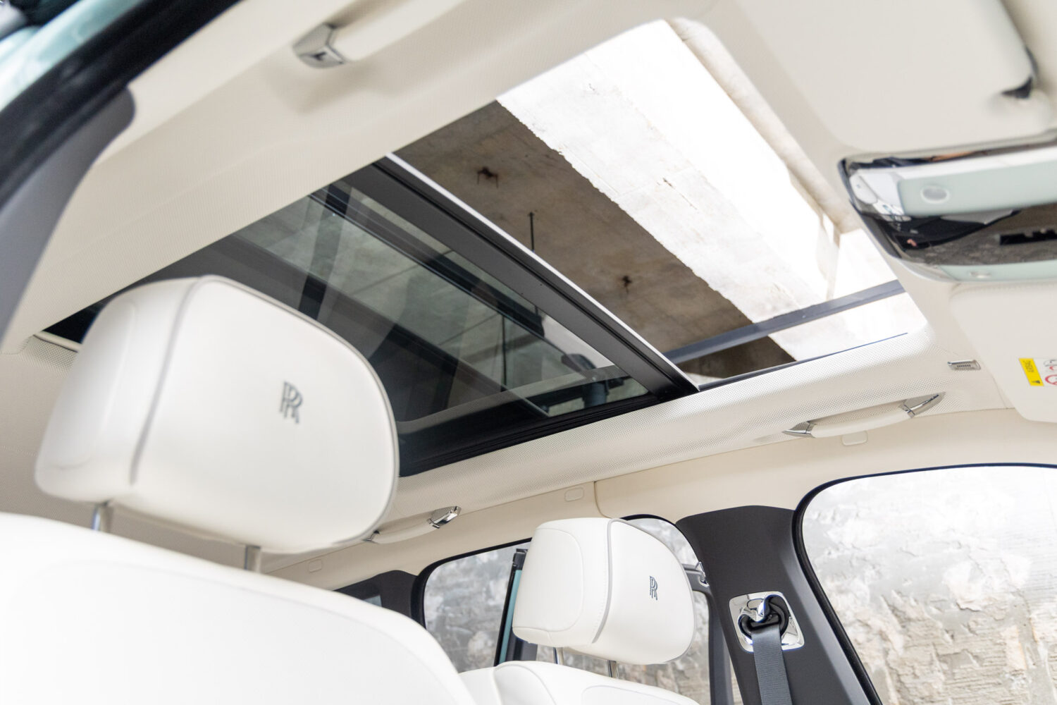 ブラックバッジカリナン 4WD 4名