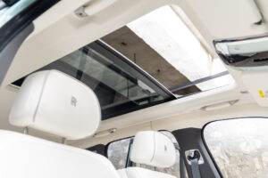 ブラックバッジカリナン 4WD 4名