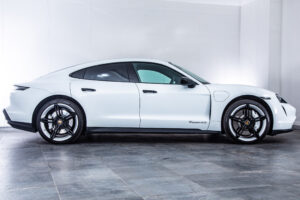 タイカン 4SパフォーマンスBattery+ 4シート4WD