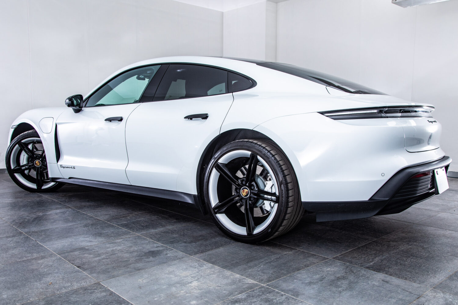 タイカン 4SパフォーマンスBattery+ 4シート4WD