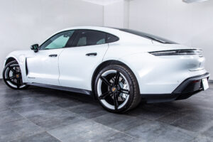 タイカン 4SパフォーマンスBattery+ 4シート4WD