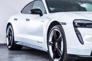 タイカン 4SパフォーマンスBattery+ 4シート4WD