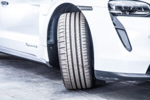 タイカン 4SパフォーマンスBattery+ 4シート4WD