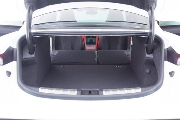 タイカン 4SパフォーマンスBattery+ 4シート4WD