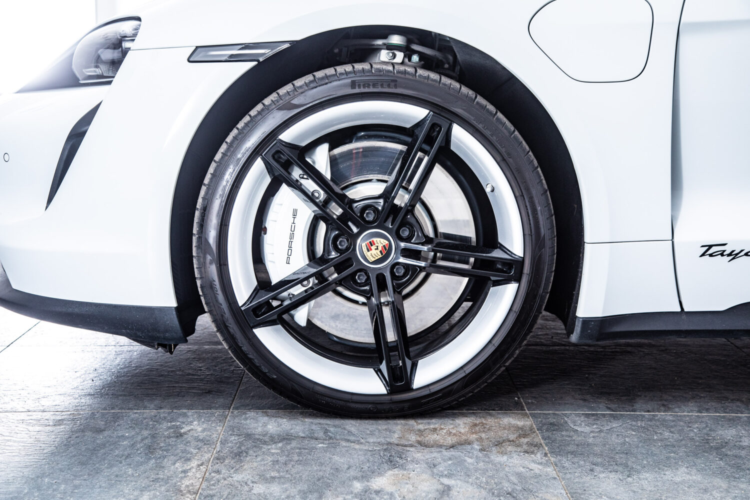 タイカン 4SパフォーマンスBattery+ 4シート4WD