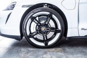 タイカン 4SパフォーマンスBattery+ 4シート4WD