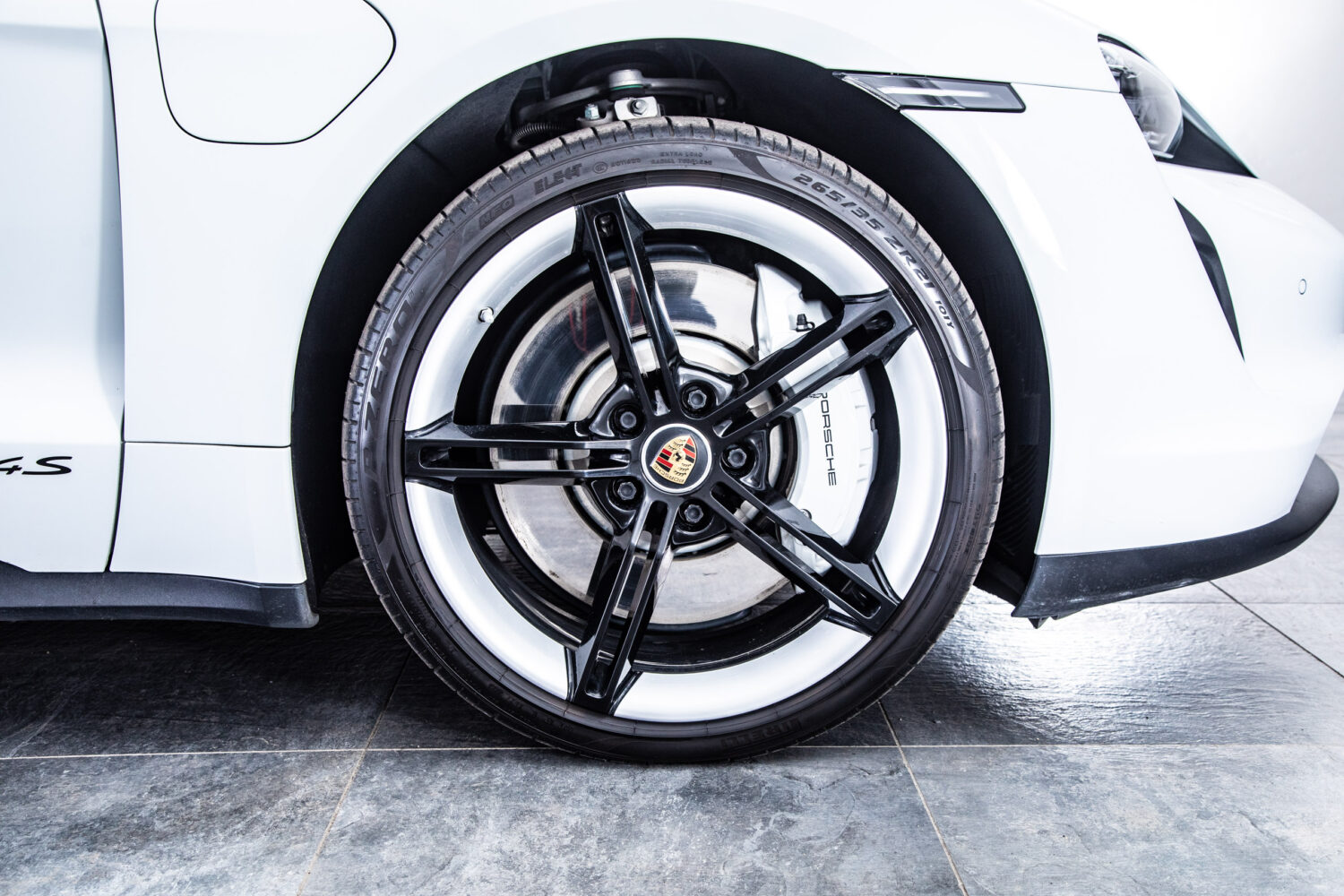 タイカン 4SパフォーマンスBattery+ 4シート4WD