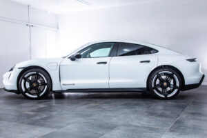 タイカン 4SパフォーマンスBattery+ 4シート4WD