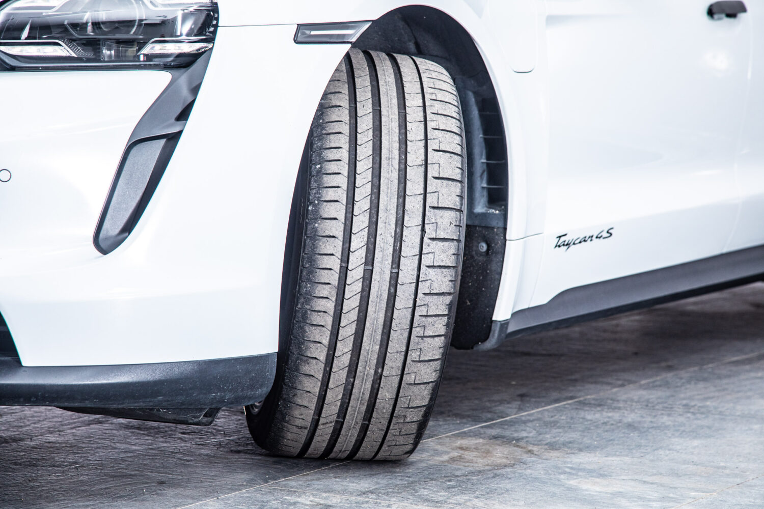 タイカン 4SパフォーマンスBattery+ 4シート4WD