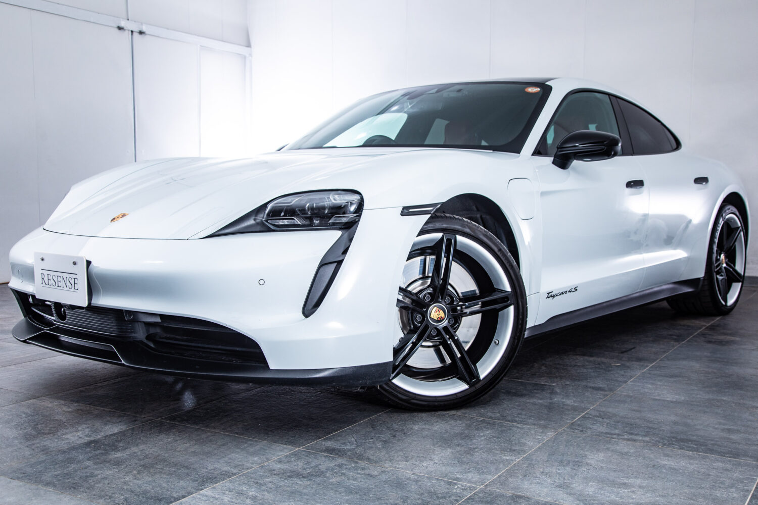 タイカン 4SパフォーマンスBattery+ 4シート4WD