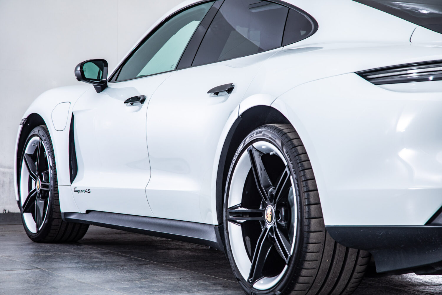 タイカン 4SパフォーマンスBattery+ 4シート4WD