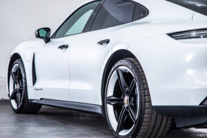 タイカン 4SパフォーマンスBattery+ 4シート4WD