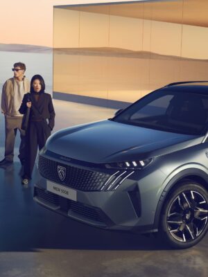 快適な7シート装備のSUV　プジョー5008ハイブリッド　多様な室内レイアウト