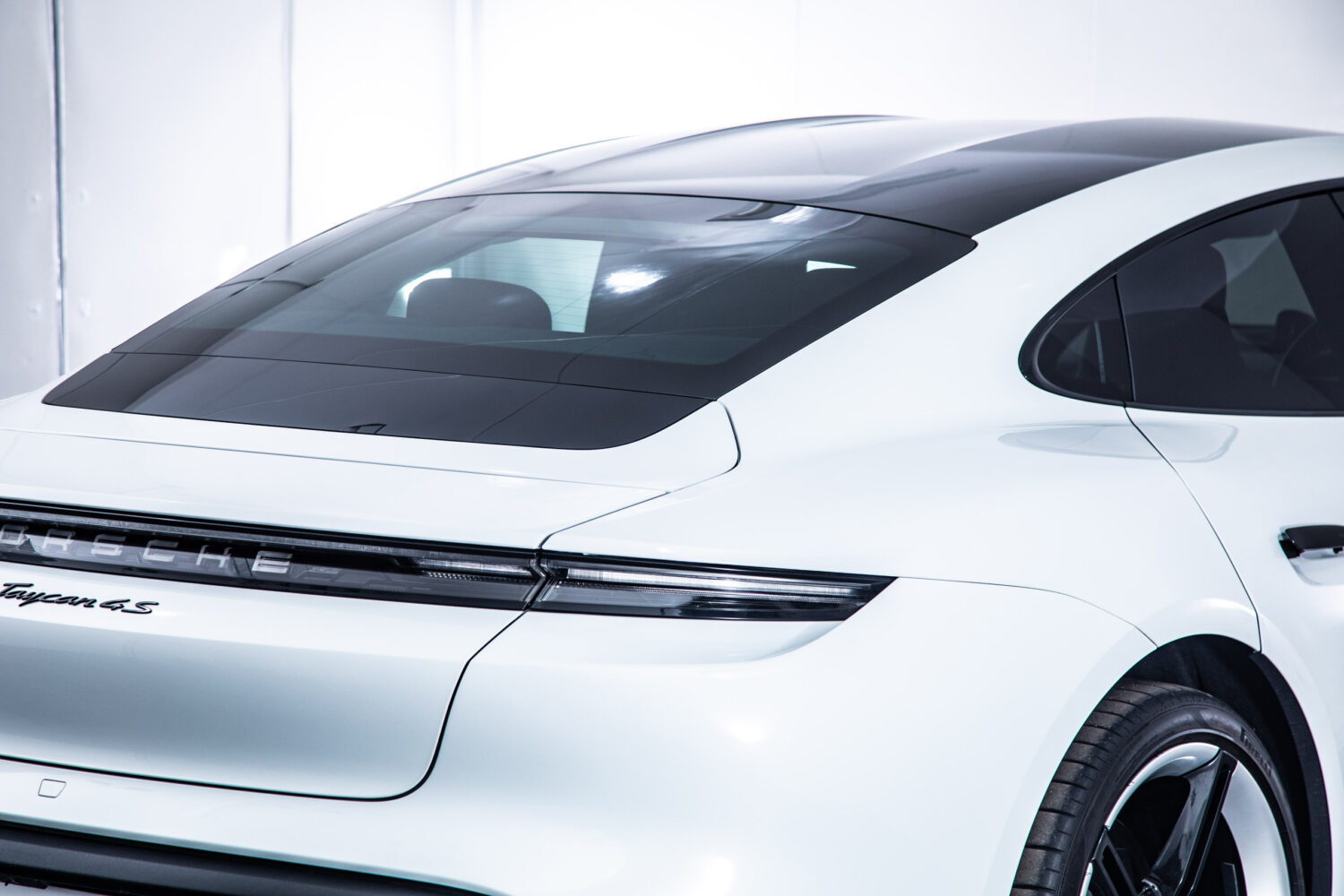 タイカン 4SパフォーマンスBattery+ 4シート4WD