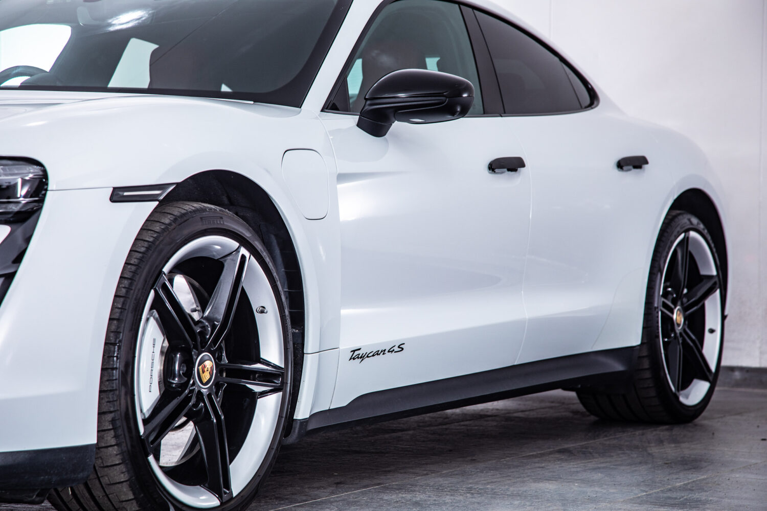 タイカン 4SパフォーマンスBattery+ 4シート4WD