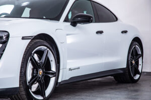 タイカン 4SパフォーマンスBattery+ 4シート4WD