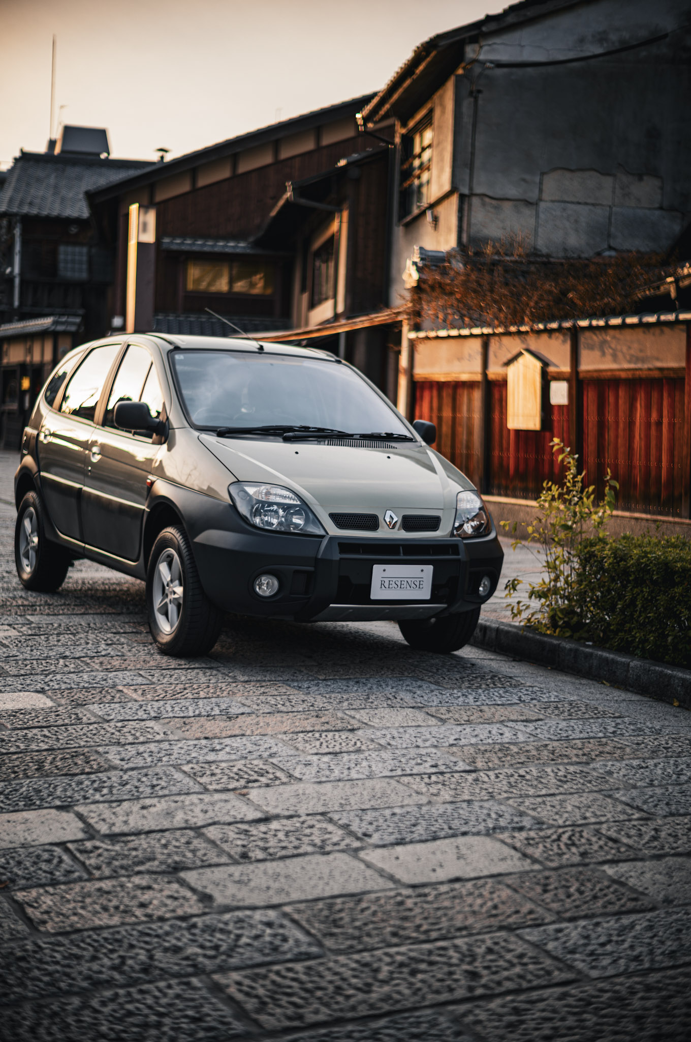 フランス車の魅力は、狙って作られた個性ではなく、生活の中で磨かれてきた感覚にある。セニックRX-4は、4WDとMTという実用的な成り立ちの中に、道具としての美意識と、日常を楽しむための余白を自然に宿した一台だ。