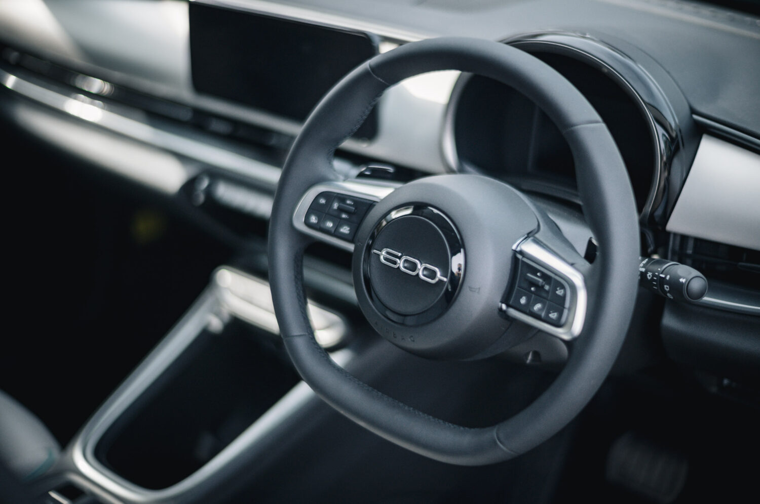 フィアット・600ハイブリッド(FF/6AT)かわいさは、スペックを超える