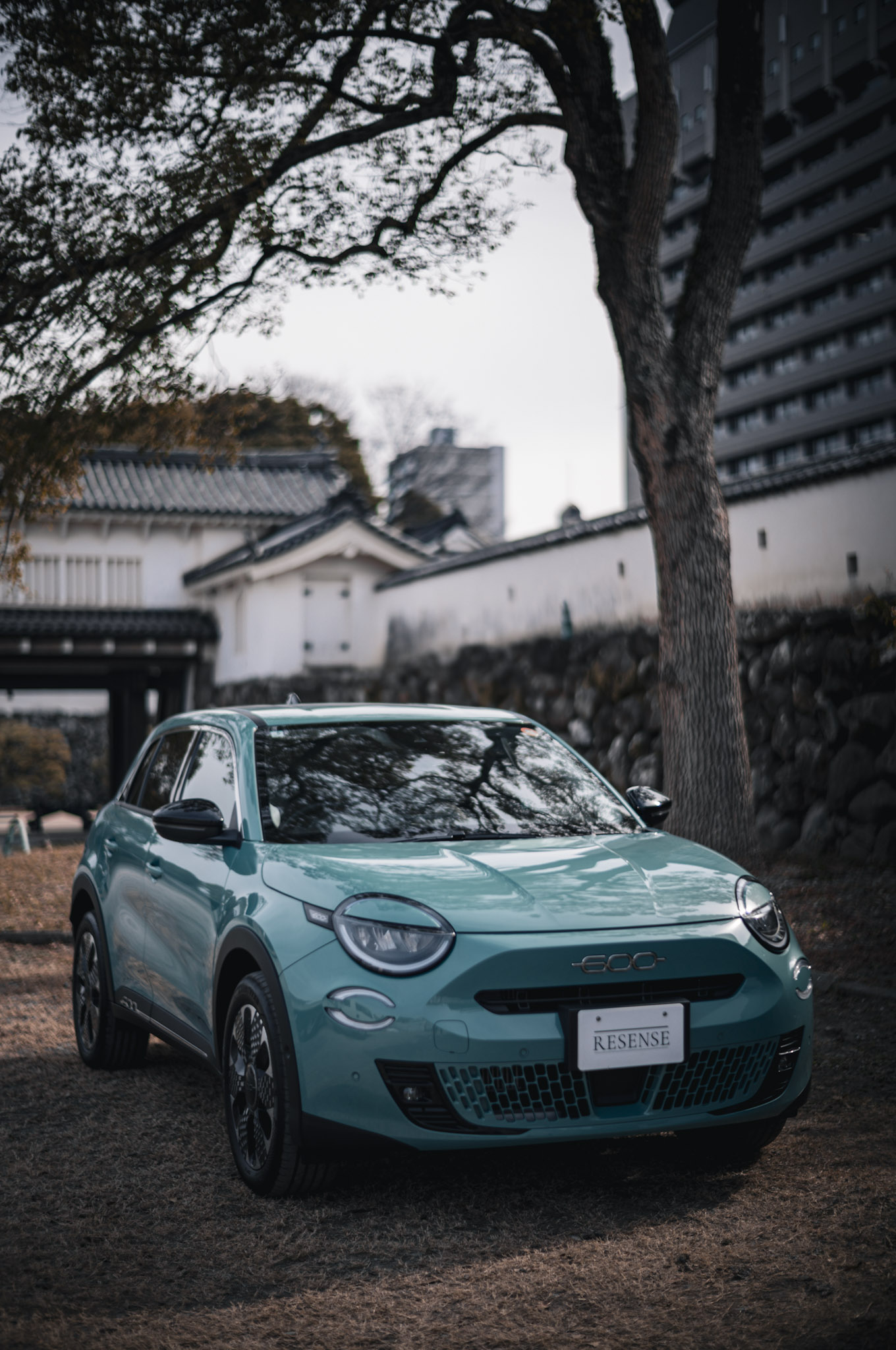 理屈やスペックよりも先に、感情が動く瞬間がある。フィアット600ハイブリッドは、そんな素直なときめきを思い出させてくれる一台だ。走りも佇まいも過不足なく、ただ自分の時間を心地よくしてくれる存在。