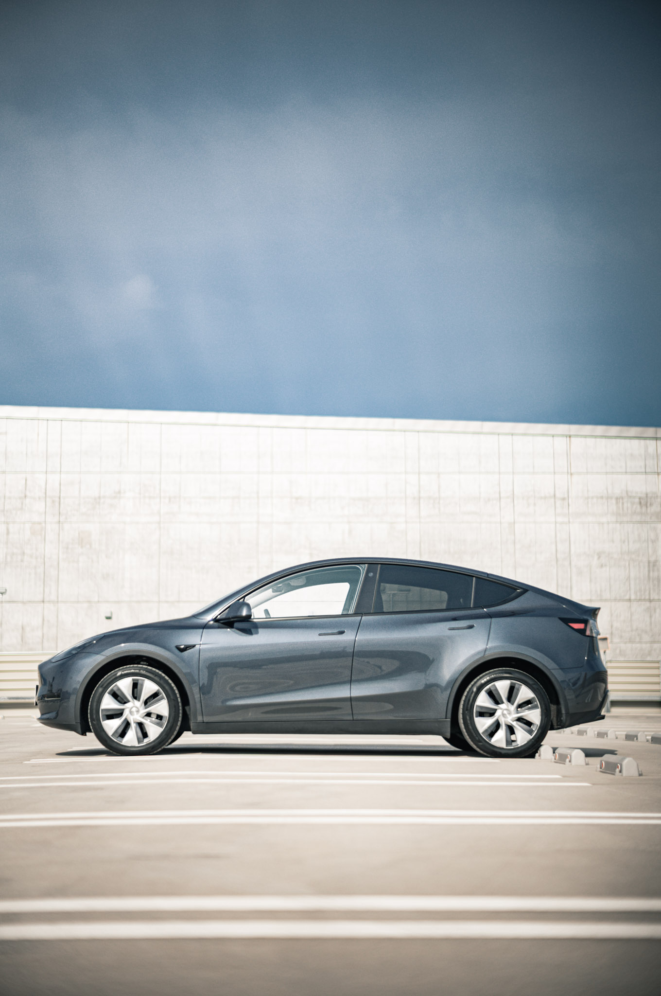 ドアを開けた瞬間から、これまでのクルマとは違う時間が流れ始める。テスラ・モデルYロングレンジは、完成度や伝統とは別の軸で、移動そのものの感覚を書き換えてくる一台だ。新しい道具に触れる高揚感が、日常に静かに入り込んでくる。