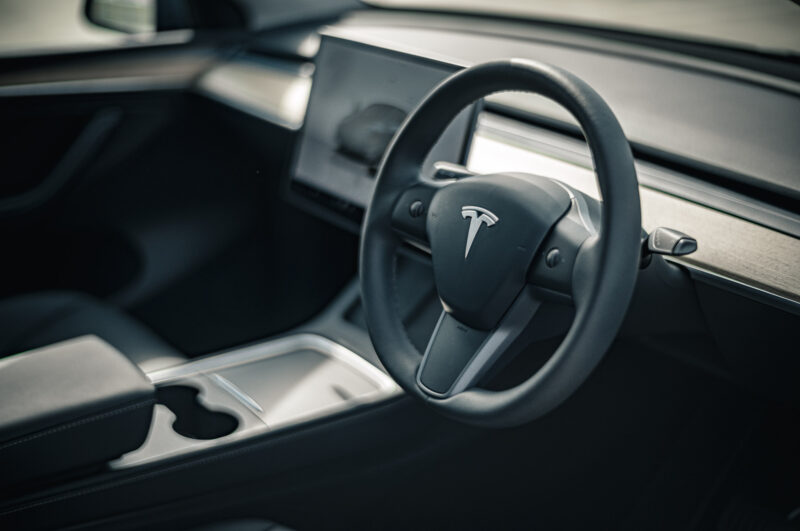 テスラ・モデルY（2023）未来感は、乗り込んだ瞬間に始まる