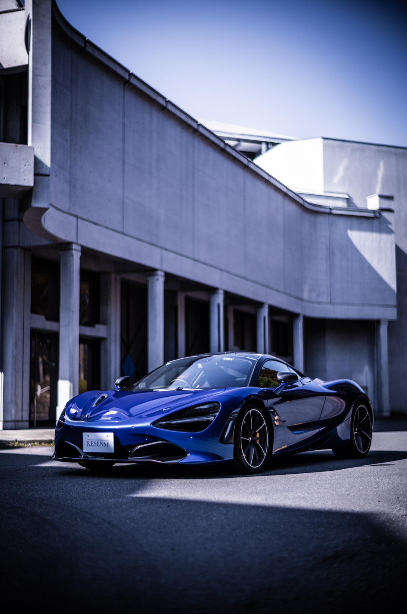 かつて鋭さで魅せた720Sは、牙を収めたような佇まいへと深化していた。圧倒的な能力を声高に語らず、日常の速度域で淡々と振る舞う。その余裕こそが、この個体が辿り着いた完成度の証である。