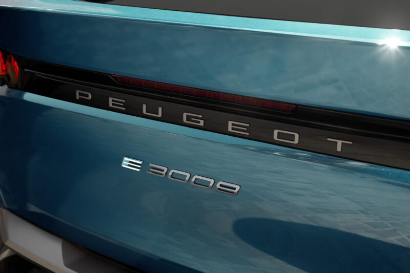 プジョー　フラッグシップモデル3008初の電気自動車「E-3008」登場