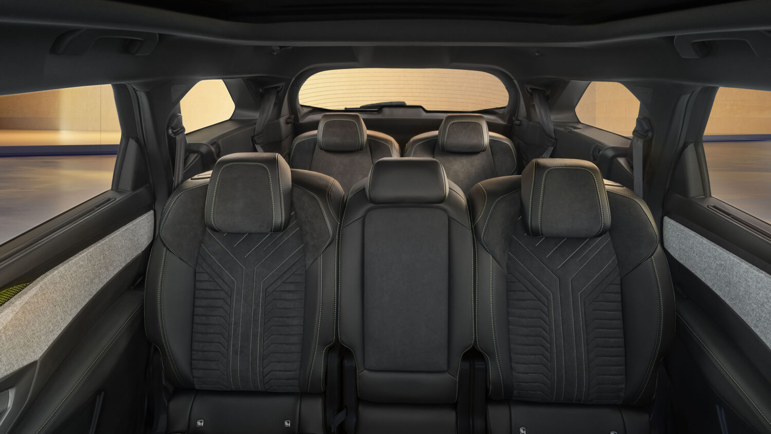 快適な7シート装備のSUV　プジョー5008ハイブリッド　多様な室内レイアウト