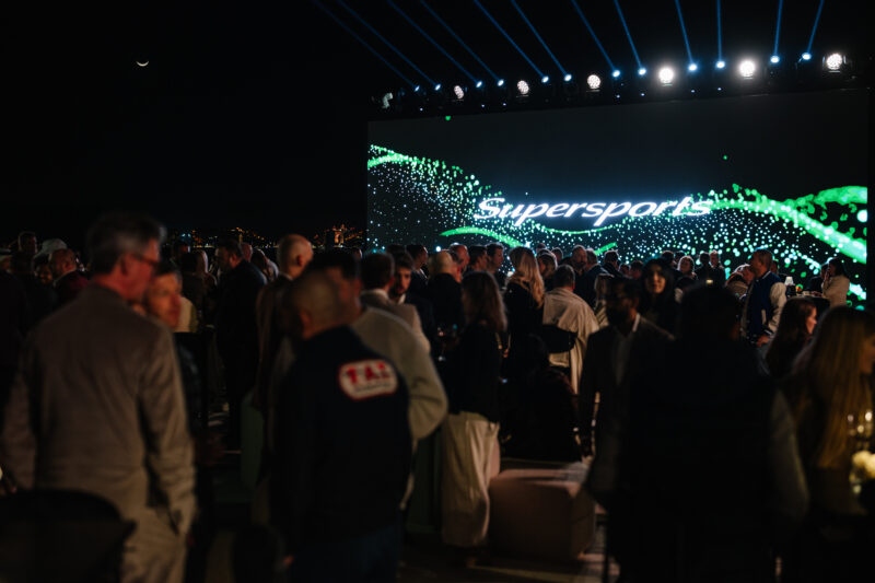 ベントレー・スーパースポーツ　ドバイ開催のエクスクルーシブイベントに登場