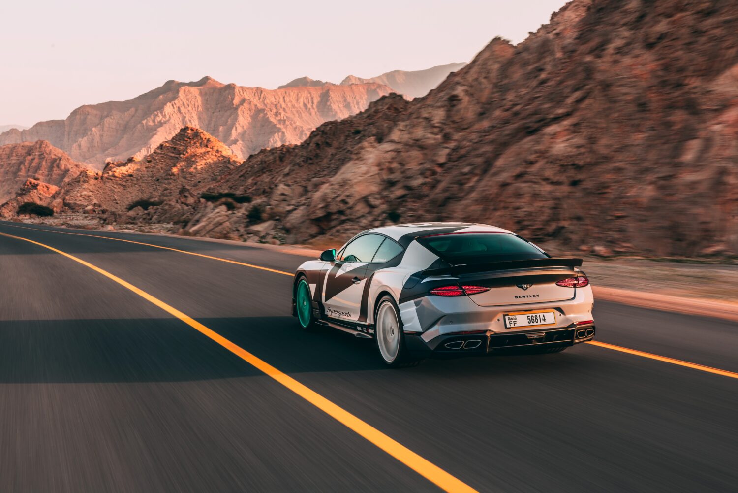 ベントレー・スーパースポーツ　ドバイ開催のエクスクルーシブイベントに登場